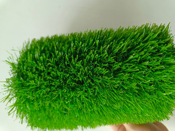 L'erba sintetica sintetica del tappeto erboso del prato inglese dei quadrati di resistenza ai raggi UV di prezzi economici di alta qualità per l'abbellimento
