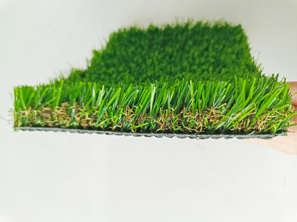 Erba artificiale da giardino in erba sintetica verde e gialla dall'aspetto naturale
